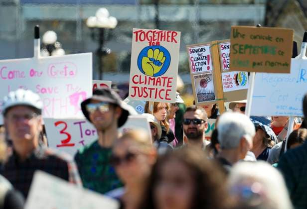 September 15, 2023, Ottawa, ON, Canada: People participate in a climate protest on Parliament Hill in Ottawa on Friday, Sept. 15, 2023. Ottawa Canada  - ZUMAc35_ 20230916_zaf_c35_022 Copyright: xSeanxKilpatrickx