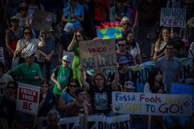 September 15, 2023, VANCOUVER, BC, CANADA: People gather at the Vancouver Art Gallery during the Global Climate Strike protest in Vancouver on Friday, September 15, 2023. VANCOUVER CANADA  - ZUMAc35_ 20230915_zaf_c35_113 Copyright: xEthanxCairnsx