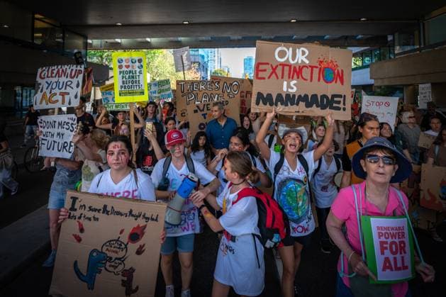 September 15, 2023, VANCOUVER, BC, CANADA: People march during the Global Climate Strike protest in Vancouver on Friday, September 15, 2023. VANCOUVER CANADA  - ZUMAc35_ 20230915_zaf_c35_111 Copyright: xEthanxCairnsx
