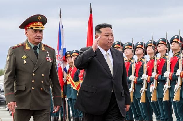 Bilder des Jahres 2023, News 09 September News Themen der Woche KW37 RUSSIA, PRIMORYE REGION - SEPTEMBER 16, 2023: Russia s Defence Minister Sergei Shoigu (L) and North Korea s Supreme Leader Kim Jong Un are seen during a welcome ceremony at Vladivostok International Airport. Vadim Savitsky Russian Defence Ministry Press Office TASS  62224402