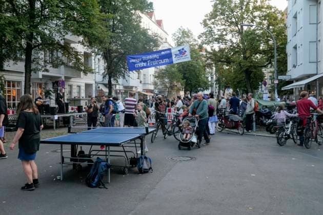 Aktion Volksendscheid Berlin Autofrei, Friedelstrasse, internationaler Parking Day. Verkehrswende, Anwohnerprotest, Klimawandel, Reduzierzung des Autoverkehrs, Berlin-Neukölln Aktion Volksendscheid Berlin Autofrei, Friedelstrasse, internationaler Parking Day. Verkehrswende, Anwohnerprotest, Klimawandel, Reduzierzung des Autoverkehrs, Spielstrasse, Berlin-Neukölln *** Aktion Volksendscheid Berlin Autofrei, Friedelstrasse, international Parking Day traffic turnaround, residents protest, climate change, reduction of car traffic, Berlin Neukölln Aktion Volksendscheid Berlin Autofrei, Friedelstrasse, international Parking Day traffic turnaround, residents protest, climate change, reduction of car traffic, Spielstrasse, Berlin Neukölln