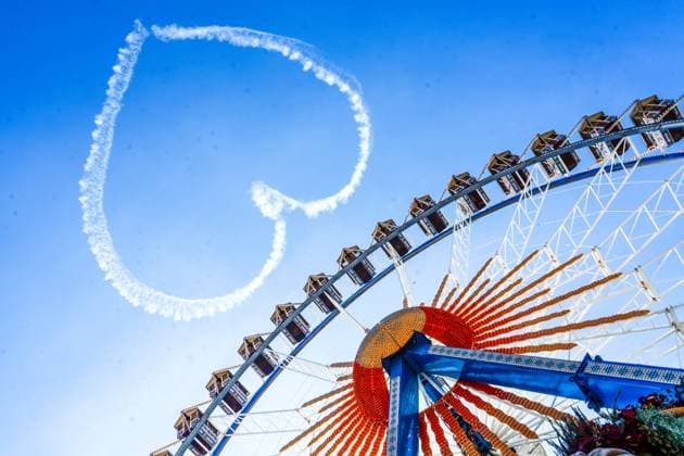 Bilder des Jahres 2023, News 09 September News Themen der Woche KW37 News Bilder des Tages Oktoberfest 2023, Herz am Himmel vor Riesenrad, Wiesn, Eröffnungstag, 16. September 2023 Deutschland, München, 16.09.2023, Herz am Himmel vor Riesenrad, Oktoberfest 2023, Eröffnungstag, typisch bayerisch, Volksfest, Bayern, *** Oktoberfest 2023, heart in the sky in front of Ferris wheel, Wiesn, opening day, 16 September 2023 Germany, Munich, 16 09 2023, heart in the sky in front of Ferris wheel, Oktoberfest 2023, opening day, typical Bavarian, folk festival, Bavaria,