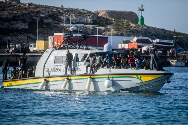 Bilder des Jahres 2023, News 09 September News Themen der Woche KW37 News Bilder des Tages the arrival of a small boat and a patrol boat from the Guardia di Finanza, Lampedusa, Italy 16 Sept 2023 Extraordinary wave of landings on the island of Lampedusa with a number of around 7000 migrants, the mayor declares a state of emergency. In the photothe arrival of a small boat and a patrol boat from the Guardia di Finanza, Italy 16 Sept 2023, Credit:Alessandro SerranÃ² Avalon Italy, Lampedusa  Copyright: xAlessandroxSerranÃ²x xAvalonx 0805722630