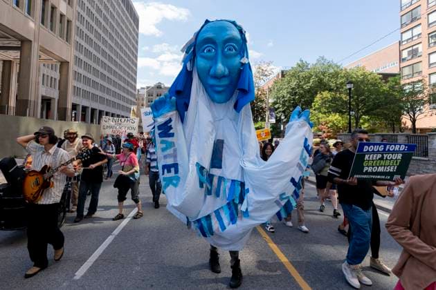 September 16, 2023, Toronto, ON, Canada: A larger than life-sized costume named Water Spirit made by the group Music for Climate Change Justice takes part in a climate protest in Toronto, on Saturday, Sept. 16, 2023. Toronto Canada  - ZUMAc35_ 20230916_zaf_c35_068 Copyright: xSpencerxColbyx