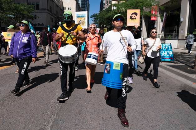 September 16, 2023, Toronto, ON, Canada: People participate in a climate protest in Toronto, on Saturday, Sept. 16, 2023. Toronto Canada  - ZUMAc35_ 20230916_zaf_c35_071 Copyright: xSpencerxColbyx