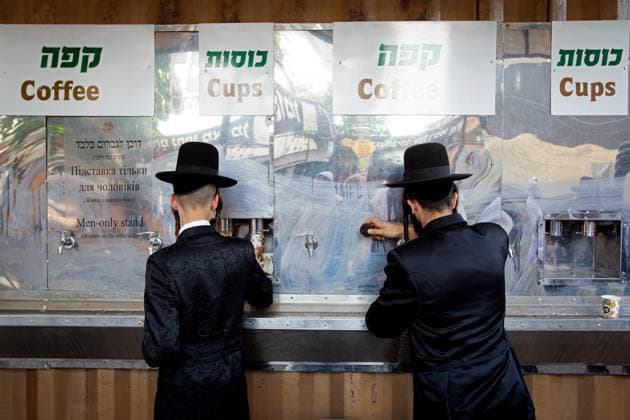 Bilder des Jahres 2023, News 09 September News Themen der Woche KW37 News Bilder des Tages UMAN, UKRAINE - SEPTEMBER 16, 2023 - Hasidic pilgrims have coffee and biscuits during the celebration of Rosh Hashanah, the Jewish New Year, Uman, Cherkasy Region, central Ukraine. Rosh Hashanah celebration in Uman  Copyright: xKirillxChubotinx