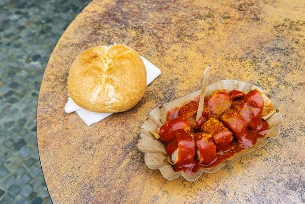  Konnopke s Imbissbuden, Kult-Imbissstand im Berliner Stadtteil Prenzlauer Berg. Konnopke gilt als erster Imbissstand in Ost-Berlin, bei dem im Jahr 1960 die Currywurst eingeführt wurde, Berlin, Deutschland, Europa *** Konnopke S Takeaways, Cult Snack bar at Berlin District Prenzlauer mountain Konnopke applies as first Snack bar in East Berlin, at the at Year 1960 the Currywurst introduced was, Berlin, Germany, Europe Copyright: imageBROKER/ArnulfxHettrich iblhet09599855.jpg