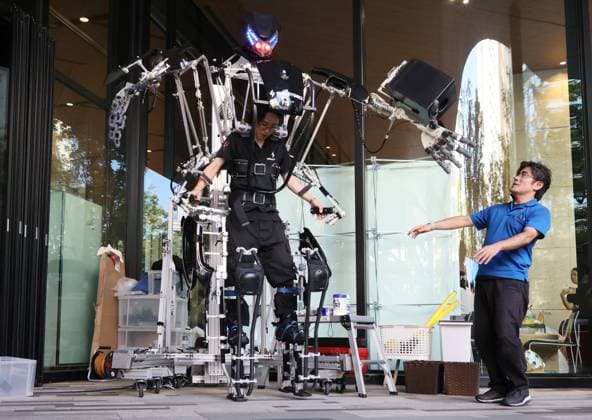 Bilder des Jahres 2023, News 09 September News Themen der Woche KW37 News Bilder des Tages September 17, 2023, Tokyo, Japan - A man demonstrates a 3-meter tall exoskelton suit Skeltonics which can expands pilot s motion two times larger at a two-day event of pop culture and technology Change Tomorrow 2023 (Chomorow 2023) in Tokyo on Sunday, September 17, 2023. (photo by Yoshio Tsunoda AFLO)  , aflo_229563233.jpg,