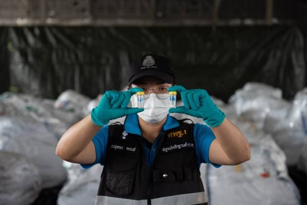 Bilder des Jahres 2023, News 09 September News Themen der Woche KW37 News Bilder des Tages Thailand: Narcotics incinerated, weight 25,517kg officials demonstrate the use of chemicals to detect Narcotics before incineration at Industrial Waste Management Center (Industrial Waste Incinerator), Bangpoo Industrial Estate, Samut Prakan Province, on September 17, 2023. Samut Prakan Samut Prakan Thailand Copyright: TeeraxNoisakran