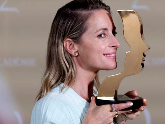 Bilder des Jahres 2023, Entertainment 09 September Entertainment Themen der Woche KW37 September 17, 2023, MONTREAL, PQ, Canada: Christine Beaulieu holds up her trophy at the Gala Gemeaux awards ceremony in Montreal, Que., Sunday, Sept. 17, 2023. MONTREAL Canada  - ZUMAc35_ 20230917_zaf_c35_154 Copyright: xAllenxMcinnisx