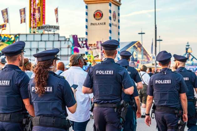 Polizeistreife unterwegs auf der Wiesn, Oktoberfest 2023, München, 17.09.2023 Deutschland, München, 17.09.2023, Polizeistreife auf dem Oktoberfest, insgesamt 600 Polizeibeamte im Einsatz beim Oktoberfest 2023, sorgen für Sicherheit, Volksfest, Bayern, *** Police patrol on the road at the Wiesn, Oktoberfest 2023, Munich, 17 09 2023 Germany, Munich, 17 09 2023, police patrol at the Oktoberfest, a total of 600 police officers on duty at the Oktoberfest 2023, ensure safety, folk festival, Bavaria,