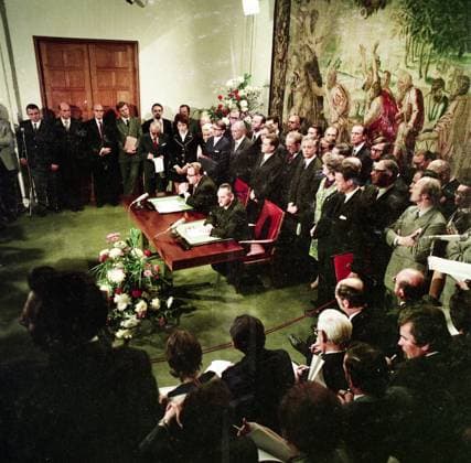Ereignisse und Personen aus 70er Jahre DEU, Deutschland: Die historischen Farbfotos aus den Zeiten der 70er Jahre zeigen Ereignisse und Personen aus Politik, Kultur, Gewerkschaften, Arbeitsleben, Medizin u.a. Bonn. Unterzeichnung Transitabkommen 17.12.71 durch Michael Kohl und Egon Bahr ( B.Mitte) DEU, Germany: The historical color photos from the 1970s show events and people from politics, culture, trade unions, working life, medicine, etc. *** Events and people from 70s DEU, Germany The historical color photos from the 1970s show events and people from politics, culture, trade unions, working life, medicine, etc Bonn Signing transit agreement 17 12 71 by Michael Kohl and Egon Bahr B Mitte DEU, Germany The historical color photos from th