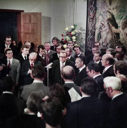 Ereignisse und Personen aus 70er Jahre DEU, Deutschland: Die historischen Farbfotos aus den Zeiten der 70er Jahre zeigen Ereignisse und Personen aus Politik, Kultur, Gewerkschaften, Arbeitsleben, Medizin u.a. Bonn. Unterzeichnung Transitabkommen 17.12.71 durch Michael Kohl und Egon Bahr ( B.Mitte) DEU, Germany: The historical color photos from the 1970s show events and people from politics, culture, trade unions, working life, medicine, etc. *** Events and people from 70s DEU, Germany The historical color photos from the 1970s show events and people from politics, culture, trade unions, working life, medicine, etc Bonn Signing transit agreement 17 12 71 by Michael Kohl and Egon Bahr B Mitte DEU, Germany The historical color photos from th