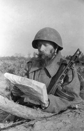 Archivbilder der Woche KW38 WWII LEBEDEV NEWSPAPER 1335 01.08.1944 Soldier Gavrila Lebedev reading a front newspaper. Markov-Grinberg Sputnik Belarus  Copyright: xMarkov-Grinbergx