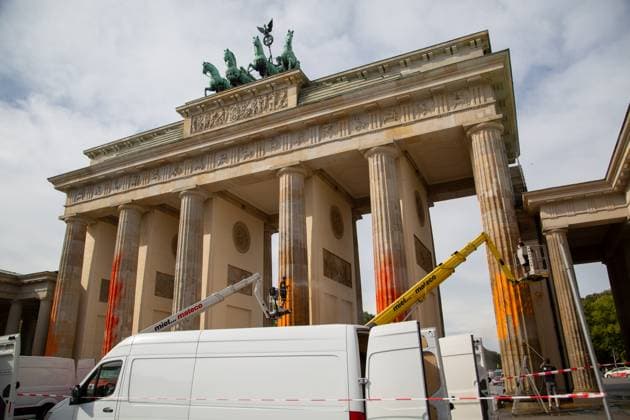 News Themen der Woche KW38 News Bilder des Tages Reinigung des Brandenburger Tors nach der Besprühung durch Klimaaktivisten am 18.09.2023 *** Cleaning the Brandenburg Gate after spraying by climate activists on 18 09 2023