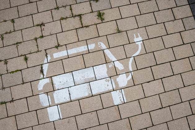 Ladestation für ein Elektrofahrzeug, Symbol auf dem Asphalt. 15.09.2023, Jungingen, Baden-Württemberg, Deutschland, Europa *** Charging station for an electric vehicle, symbol on the asphalt 15 09 2023, Jungingen, Baden Württemberg, Germany, Europe