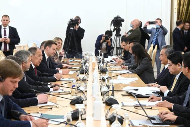 News Themen der Woche KW38 News Bilder des Tages Russia China 8520187 18.09.2023 Russian Foreign Minister Sergey Lavrov, fourth left, and Chinese Central Foreign Affairs Commission Office Director Wang Yi, third right, attend a meeting, in Moscow, Russia. Ilya Pitalev Sputnik Moscow Russia  Copyright: xIlyaxPitalevx