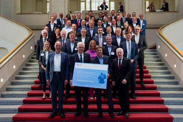 News Themen der Woche KW38 News Bilder des Tages Mikroelektronik: Schlüssel zur Transformation Gruppenbild Teilnehmer Konferenz Mikroelektronik: Schlüssel zur Transformation im Bundesministerium für Wirtschaft und Klimaschutz Berlin Berlin GER *** Microelectronics Key to Transformation Group Photo Participants Conference Microelectronics Key to Transformation at the Federal Ministry of Economics and Climate Protection Berlin Berlin GER