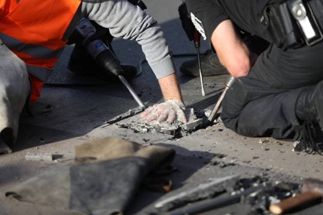 News Themen der Woche KW38 News Bilder des Tages Berlin, Deutschland, 18.09.2023: Protest von Klimaaktivisten der Letzten Generation am Kottbusser Tor in Berlin-Kreuzberg. Polizisten lösen einen anbetonierten Aktivisten von der Straße. *** Berlin, Germany, 18 09 2023 Last Generation climate activists protest at Kottbusser Tor in Berlin Kreuzberg Police officers detach a concrete-bound activist from the street Copyright: xdtsxNachrichtenagenturx dts_22270