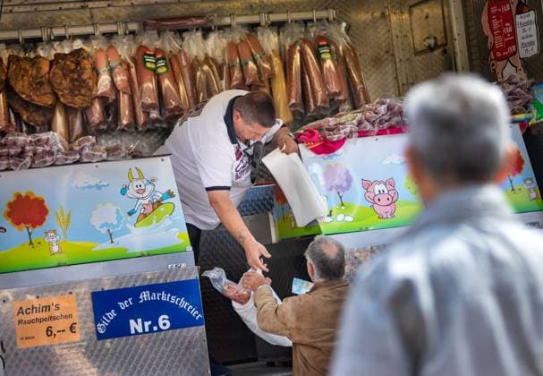Der bekannte Marktschreier Joachim Pfaff alias Wurst Achim verkauft bei einem Event in Chemnitz seine Wurst. Im Guinness- Buch der Rekorde trug er den Titel Lautestes Lebewesen der Welt . Der 63-jährige erlitt auf der Autobahn 44 bei Werl (NRW) einen Herzinfarkt und fuhr mit seinem LKW gegen die Leitplanke und verstarb. Chemnitz Sachsen Deutschland *** The well-known market crier Joachim Pfaff alias sausage Achim sells his sausage at an event in Chemnitz In the Guinness Book of Records he carried the title loudest creature in the world The 63-year-old suffered a heart attack on the highway 44 near Werl NRW and drove his truck against the guardrail and died Chemnitz Saxony Germany