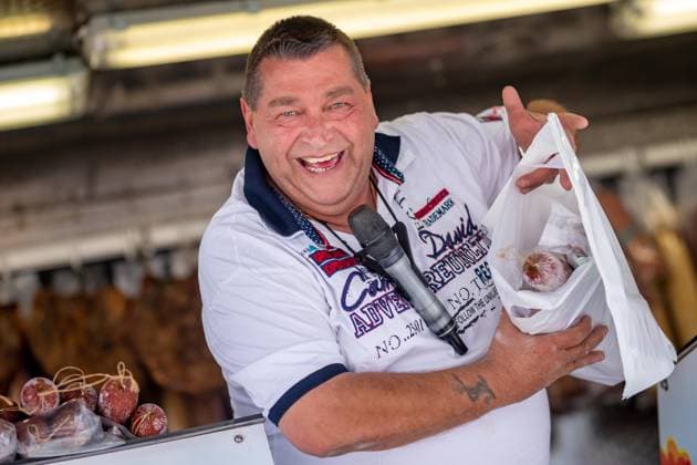 Der bekannte Marktschreier Joachim Pfaff alias Wurst Achim verkauft bei einem Event in Chemnitz seine Wurst. Im Guinness- Buch der Rekorde trug er den Titel Lautestes Lebewesen der Welt . Der 63-jährige erlitt auf der Autobahn 44 bei Werl (NRW) einen Herzinfarkt und fuhr mit seinem LKW gegen die Leitplanke und verstarb. Chemnitz Sachsen Deutschland *** The well-known market crier Joachim Pfaff alias sausage Achim sells his sausage at an event in Chemnitz In the Guinness Book of Records he carried the title loudest creature in the world The 63-year-old suffered a heart attack on the highway 44 near Werl NRW and drove his truck against the guardrail and died Chemnitz Saxony Germany