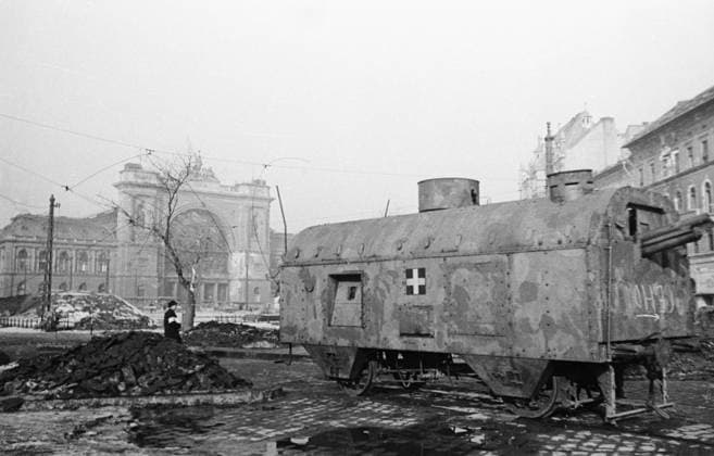 Archivbilder der Woche KW38 WWII BUDAPEST ARMORED CARRIAGE 1373 13.02.1945 A German armored carriage with a gun abandoned near the Eastern railway station in Budapest. The 2nd Ukrainian Front. Alexander Sputnik Budapest Hungary  Copyright: xAlexanderx