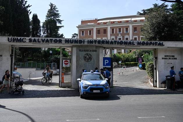 September 19, 2023, Roma: Police and Carabinieri in front of the entrance of the Salvator Mundi clinic where President Emeritus Giorgio Napolitano is hospitalized in Rome, 18 September 2023. ANSA RICCARDO ANTIMIANI Roma  - ZUMAa110 20230919_zaf_a110_025 Copyright: xRiccardoxAntimianix