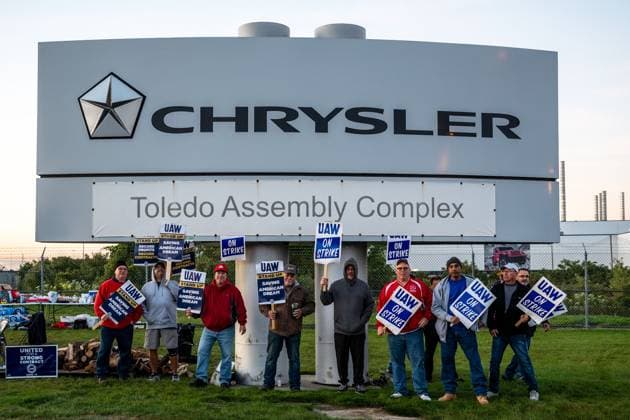 News Themen der Woche KW38 News Bilder des Tages TOLEDO, OH - September 19: United Auto Workers seen on the picket line at Stellantis Chrysler Toledo Assembly Plant in Toledo, Ohio on September 19, 2023. Copyright: xDeeCeexCarterx