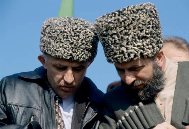 Archivbilder der Woche KW38 Aslan Maskhadov and Zelimkhan Yandarbiyev 423126 14.11.1996 Chechen Prime Minister Aslan Maskhadov and Acting President Zelimkhan Yandarbiyev. Igor Mikhalev Sputnik Grozny Chechen Republic Russia  Copyright: xIgorxMikhalevx