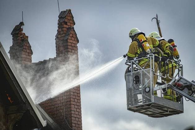 Feuerwehr und Notarzt, Symbolfotos VOLLBRAND IN DER ROTHENBURGSTRAßE IN NORDHAUSEN *** NUR FÜR REDAKTIONELLE ZWECKE *** EDITORIAL USE ONLY ***<p>19 09 2023- Nordhausen: Zu einem Brand kam es gegen 11.05 Uhr am Dienstag, 19. September 2023, in der Rothenburgstraße 13 in Nordhausen (Thüringen). Ersten Ermittlungen nach fanden in dem Gebäude Schweißarbeiten statt, die das Feuer laut Polizei ausgelöst haben könnten. Zur Zeit des Brandes war das Gebäude leer. Verletzt wurde niemand. Ein Hund konnte durch die Feuerwehr gerettet werden. Im Einsatz waren 52 Feuerwehrleute der Berufsfeuerwehr und alle Freiwilligen Feuerwehren der Stadt und den Ortsteilen sowie aus Heringen und Ilfeld. Der Rettungsdienst und die Polizei waren ebenso im Einsatz. Für die Dauer des Einsatzes war Copyright: MarcoxKneise doc7s1046iayutflp6u68a ,EDITORIAL USE ONLY