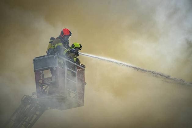 Feuerwehr und Notarzt, Symbolfotos VOLLBRAND IN DER ROTHENBURGSTRAßE IN NORDHAUSEN *** NUR FÜR REDAKTIONELLE ZWECKE *** EDITORIAL USE ONLY ***<p>19 09 2023- Nordhausen: Zu einem Brand kam es gegen 11.05 Uhr am Dienstag, 19. September 2023, in der Rothenburgstraße 13 in Nordhausen (Thüringen). Ersten Ermittlungen nach fanden in dem Gebäude Schweißarbeiten statt, die das Feuer laut Polizei ausgelöst haben könnten. Zur Zeit des Brandes war das Gebäude leer. Verletzt wurde niemand. Ein Hund konnte durch die Feuerwehr gerettet werden. Im Einsatz waren 52 Feuerwehrleute der Berufsfeuerwehr und alle Freiwilligen Feuerwehren der Stadt und den Ortsteilen sowie aus Heringen und Ilfeld. Der Rettungsdienst und die Polizei waren ebenso im Einsatz. Für die Dauer des Einsatzes war Copyright: MarcoxKneise doc7s106s5n4b6aeyar3jk ,EDITORIAL USE ONLY