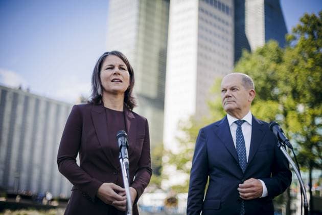 News Themen der Woche KW38 News Bilder des Tages Annalena Baerbock (Buendnis 90 Die Gruenen), Bundesaussenministerin, und Olaf Scholz (SPD), Bundeskanzler, geben nach der Eroeffnung der UN-Generalversammlung vor dem Gebaeude der Vereinten Nationen ein Pressestatement. New York City, 19.09.2023. New York City United States *** Annalena Baerbock Buendnis 90 Die Gruenen , German Foreign Minister, and Olaf Scholz SPD , German Chancellor, give a press statement after the opening of the UN General Assembly in front of the United Nations building New York City, 19 09 2023 New York City United States Copyright: xThomasxTrutschelx