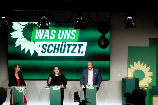 Gruene Europawahlprogramm DEU, Deutschland, Germany, Berlin, 15.09.2023 Emily Buening ,politische Geschaeftsfuehrerin , Ricarda Lang und Omid Nouripour (rechts), Bundesvorstandsmitglieder der Partei Buendnis 90 Die Gruenen , bei der Vorstellung Entwurf fuer das Wahlprogramm fuer die Europawahl 2024 unter dem Motto Was Uns Schuetzt auf einer Pressekonferenz in Berlin Deutschland en: Emily Buening , Ricarda Lang and Omid Nouripour (right), the federal board members of the green party Buendnis 90 Die Gruenen, during the presentation of the proposal for the election program for the European elections 2024 in Berlin Germany *** Green European election program DEU, Germany, Germany, Berlin, 15 09 2023 Emily Buening ,political managing direc