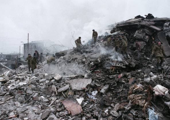 Archivbilder der Woche KW38 Leninakan, Armenian SSR, USSR. Soldiers remove debris during a search-and-rescue operation in the city destroyed by the December 7, 1988 earthquake. Yuri Lizunov, Alexander Chumichev TASS  32484833