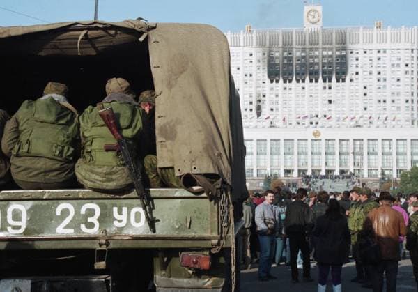 Archivbilder der Woche KW38 Moscow, Russia. Soldiers and civilians near the House of Soviets of the Russian Federation gather on Krasnopresnenskaya Embankment, which was shelled from tanks during the storming of the building by supporters of the Russian President during the escalating confrontation between the Supreme Soviet of the Russian Federation and Russian President Boris Yeltsin. Roman Denisov TASS  32486565
