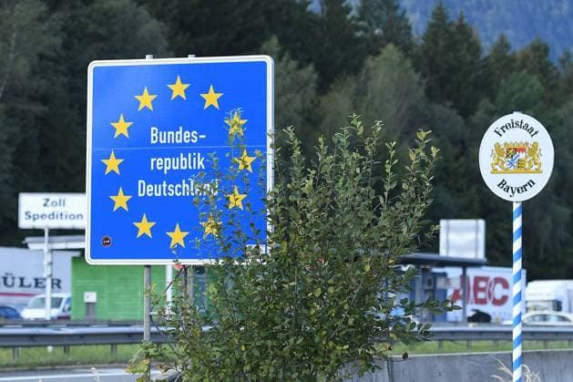 Grenzkontrollen an der deutsch-österreichischen Grenze am 19.09.2023 am Grenzübergang Walserberg Grenzkontrollen der Bayerischen Bereitschaftspolizei und Bundespolizei am 19.09.2023 an der deutsch-österreichischen Grenze am Grenzübergang Walserberg. *** Border controls at the German-Austrian border on 19 09 2023 at the border crossing Walserberg Border controls of the Bavarian riot police and federal police on 19 09 2023 at the German-Austrian border at the border crossing Walserberg xRx