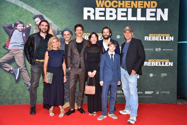 Bilder des Jahres 2023, Entertainment 09 September Entertainment Themen der Woche KW38 Entertainment Bilder des Tages Wochenendrebellen Premiere in Berlin PREMIERE WOCHENEND REBELLEN Das FilmTeam. Florian David Fitz, Cecilio Andresen, Aylin Tezel, Regisseur Marc Rothemund, Autor Richard Kropf, die Produzent:innen Justyna Müsch, Quirin Berg und Max Wiedemann sowie die ãechtenÒ Rebellen Mirco und Jason von Juterczenka Ankunft, Red Carpet zur Premiere einer wahren Geschichte, der Wochenend Rebellen in Berlin, am 19.09.2023 *** PREMIERE WEEKEND REBELS The film team Florian David Fitz, Cecilio Andresen, Aylin Tezel, director Marc Rothemund, author Richard Kropf, the producers Justyna Müsch, Quirin Berg and Max Wiedemann and the ÒrealÓ rebels Mirco and Jason von Juterczenka Arrival, Red Carpet to the premiere of a true story, the Weekend Rebels in Berlin, on 19 09 2023 Photopress Mueller