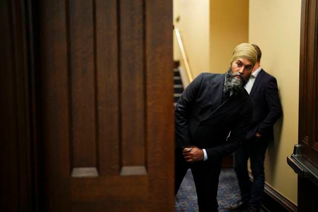September 19, 2023, Ottawa, Ontario, Canada: NDP leader Jagmeet Singh waits to speak to reporters in the foyer of the House of Commons on Parliament Hill in Ottawa on Tuesday, Sept. 19, 2023. Ottawa Canada  - ZUMAc35_ 20230919_zaf_c35_072 Copyright: xSeanxKilpatrickx