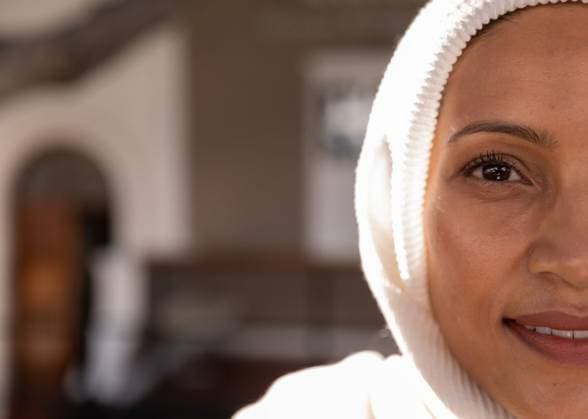 Creative Highlights Symbolbilder Beautiful woman in hijab standing on the street Portrait of beautiful woman in hijab standing on the street, model released, , property released, Cork, Ireland, 29.03.2019, 1250909.jpg, millennial, beautiful, pretty, hijab, headscarf, arab, islam, muslim, dress code, tradition, culture, standing, looking, smiling, content, leisure, lifestyle, city life, city living, street, sunny, summer, travel, travel destination, urban, vacation, on the go Mature Adult,Woman,Female,Asian Outdoors,Front view,Portrait,Looking at camera,Day,Head and shoulders