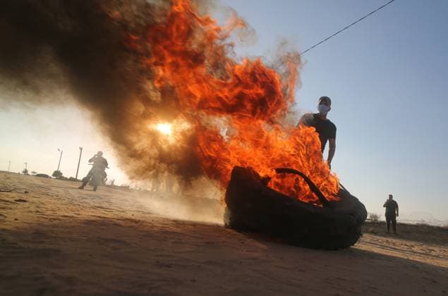 News Themen der Woche KW38 (230919) -- GAZA-ISRAEL BORDER, Sept. 19, 2023 -- A Palestinian protester burns a tire during clashes with Israeli soldiers near the fence of the Gaza-Israel border in the southern Gaza Strip, on Sept. 19, 2023. (Photo by Xinhua) MIDEAST-GAZA-ISRAEL BORDER-CLASHES KhaledxOmar 