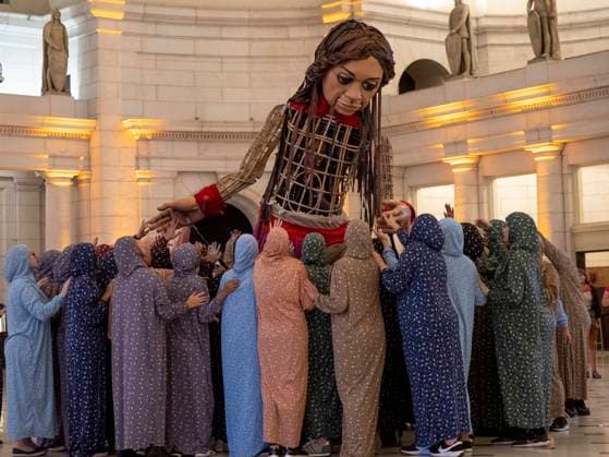 News Themen der Woche KW38 Entertainment Bilder des Tages September 19, 2023, Washington, District of Columbia, USA: A very tired Little Amal gives thanks to dancers representing women from her village who encourage her to continue her journey. Amal is a 12 foot puppet of a Syrian refugee girl, who is on a 6000 mile walk across the United States to raise awareness of the needs of child migrants and refugees. Washington USA - ZUMAd155 20230919_znp_d155_038 Copyright: xSuexDorfmanx