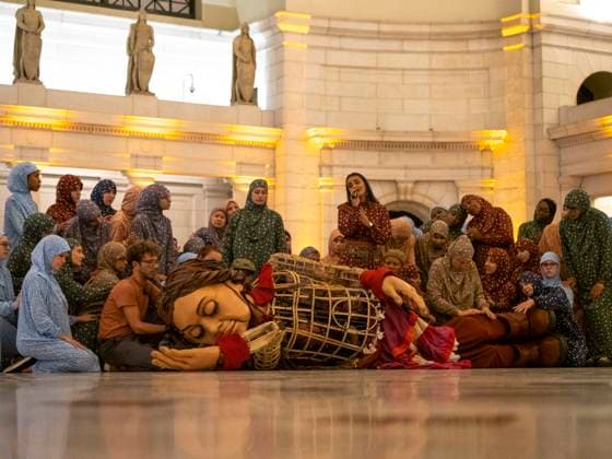 Bilder des Jahres 2023, News 09 September News Themen der Woche KW38 News Bilder des Tages September 19, 2023, Washington, District of Columbia, USA: A very tired Little Amal lays down to sleep in Union Station, surrounded by dancers representing women from her village. Amal is a 12 foot puppet of a Syrian refugee girl, who is on a 6000 mile journey across the United States to raise awareness of the needs of child migrants and refugees. Washington USA - ZUMAd155 20230919_znp_d155_036 Copyright: xSuexDorfmanx