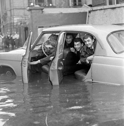 Archivbilder der Woche KW38 Moscow strreets flooded by torrential rain 6034699 08.06.1966 A torrential rain swept through Moscow on June 8, 1966. A GAZ-21 car on a flooded street. Ð?ÐµÐ²Polikashin Moscow Russia  Copyright: xÐ?ÐµÐ²Polikashinx