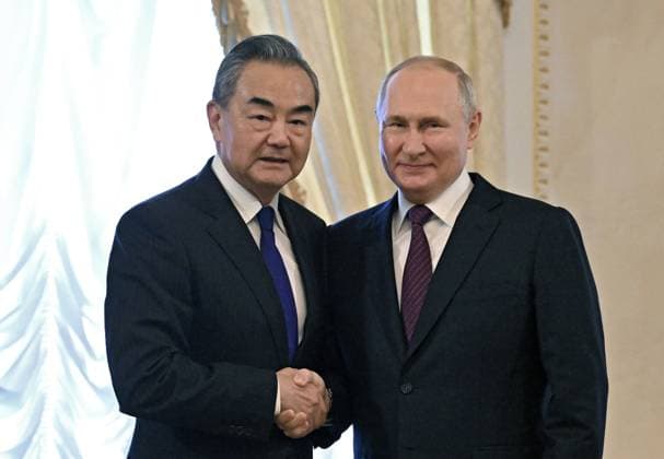 News Themen der Woche KW38 News Bilder des Tages Russia Putin Northwestern Federal District 8521118 20.09.2023 Russian President Vladimir Putin and Chinese Foreign Minister Wnag Yi shake hands before a meeting at the Constantine (Konstantinovsky) Palace in Strelna near St. Petersburg, Russia. Kristina Kormilitsyna Sputnik Strelna Russia  Copyright: xKristinaxKormilitsynax