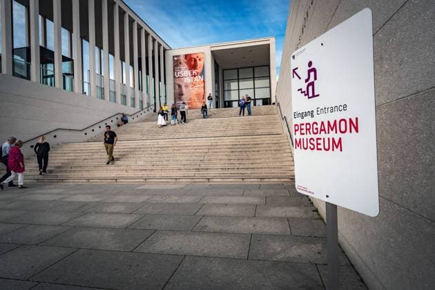 Berlin Mitte, Museumsinsel: James Simon Galerie , Eingang Pergamon Museum - 20.09.2023 Berlin Museumsinsel *** Berlin Mitte, Museum Island James Simon Galerie , Entrance Pergamon Museum 20 09 2023 Berlin Museum Island