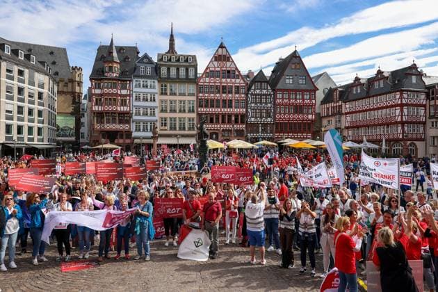 News Themen der Woche KW38 News Bilder des Tages Römerberg, Frankfurt am Main am 20 September 2023, Warnstreiks im öffentlichen Dienst gehen weiter, Aktion der Deutsche Krankenhausgesellschaft (DKG) Alarmstufe Rot Krankenhäuser in Not, Fotoimpressionen der Kundgebung am Römerberg in Frankfurt *** Römerberg, Frankfurt am Main on 20 September 2023, warning strikes in the public service continue, action of the German Hospital Association DKG alert red hospitals in distress, photo impressions of the rally at Römerberg in Frankfurt Copyright: JoaquimxFerreira