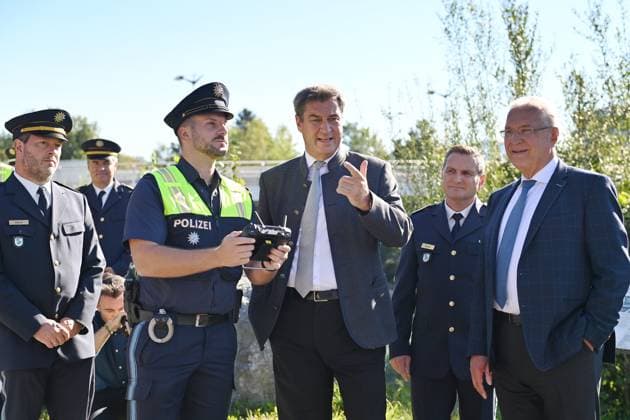 News Themen der Woche KW38 News Bilder des Tages Markus SOEDER (Ministerpraesident Bayern und CSU Vorsitzender), Joachim HERRMANN (Innenminister Bayern) und die Bayerische Grenzpolizei informieren über verstaerkten Grenzschutz am 20.09.2023. Kontrollstelle der Bayerischen Grenzpolizei auf der B 304,Saalbruecke bei Freilassing, *** Markus SOEDER State President of Bavaria and CSU Chairman , Joachim HERRMANN Minister of the Interior of Bavaria and the Bavarian Border Police inform about strengthened border protection on 20 09 2023 checkpoint of the Bavarian Border Police on the B 304,Saalbruecke near Freilassing,