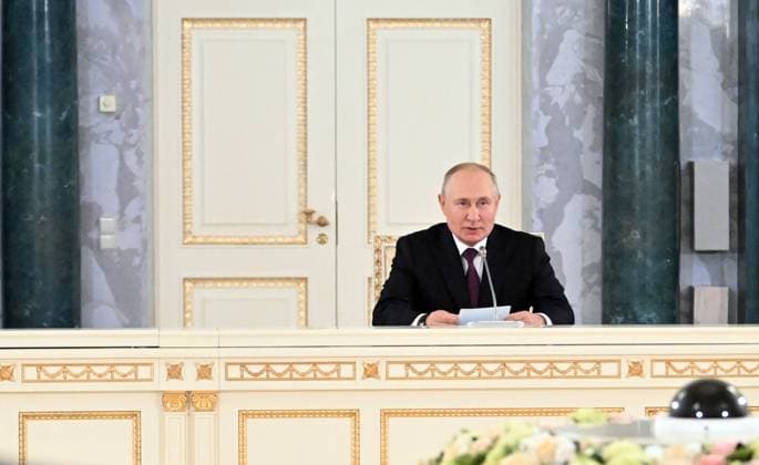 News Themen der Woche KW38 News Bilder des Tages Russia Putin Northwestern Federal District 8521287 20.09.2023 Russian President Vladimir Putin holds a meeting with members of the Mariinsky Theatre Board of Trustees dedicated to the theatre s upcoming 240th anniversary at the Constantine (Konstantinovsky) Palace in Strelna near St. Petersburg, Russia. Kristina Kormilitsyna Sputnik Strelna Russia  Copyright: xKristinaxKormilitsynax