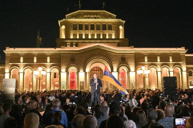 News Themen der Woche KW38 News Bilder des Tages ARMENIA, YEREVAN - SEPTEMBER 20, 2023: HayaKve initiative co-founder and coordinator Avetik Chalabyan speaks outside the Armenian Government Building. On 19 September 2023, Azerbaijan s Defence Ministry announced to begin to take local counter-terrorist measures in Nagorno-Karabakh to restore constitutional order. Alexander Patrin TASS  62404091