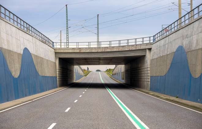 Tunnel B96 auf l Ruegen Blick auf den Strassentunnel auf der B96 bei Rambin (Landkreis Vorpommern-Ruegen). Mit dem 500m langen Unterfuehrungsbauwerk wird die Bahnstrecke Stralsund Sassnitz niveaufrei gekreuzt. Rambin Mecklenburg-Vorpommern Deutschland *** Tunnel B96 on l Ruegen View of the road tunnel on the B96 near Rambin County Western Pomerania Ruegen With the 500m long underpass structure the railroad line Stralsund Sassnitz is crossed level-free Rambin Mecklenburg Western Pomerania Germany